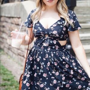 Adorable American Eagle floral dress with details!